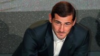 Casillas pun berhak membuat jejak telapak tangan berwarna emas di atas sebuah plakat, yang nantinya bakal ditaruh di pinggir laut Monako. Foto: Eric Gaillard/Reuters