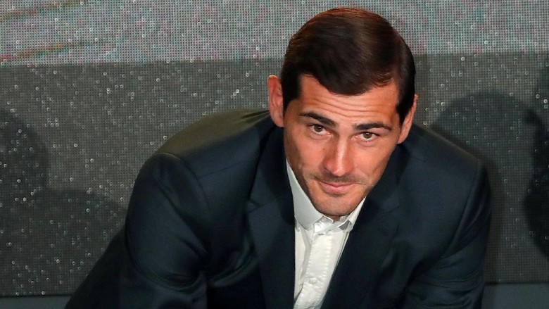 Bersama Super Model Vodianova, Casillas Jadi Pembawa Trofi Piala Dunia 2018 Bersama Super Model Vodianova, Casillas Jadi Pembawa Trofi Piala Dunia 2018