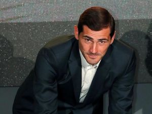 Bersama Super Model Vodianova, Casillas Jadi Pembawa Trofi Piala Dunia 2018