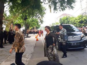 Ini Gaya Menteri Susi Saat Hadiri Akad Putri Jokowi Ini Gaya Menteri Susi Saat Hadiri Akad Putri Jokowi