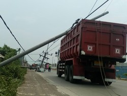 Dump Truk Rusak Trafo PLN, Listrik 5 Desa di Mojokerto Padam