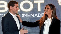 Casillas datang ke acara penghargaan ini bersama sang istri, Sara Carbonero. Foto: Eric Gaillard/Reuters