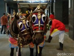 4 Kereta Kuda Berjejer di Hotel Alila Jelang Kirab Nikahan Kahiyang