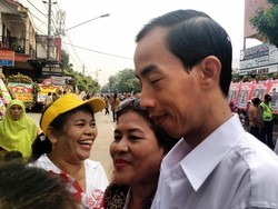 Jokowi KW Berkeliaran di Luar Gedung Pernikahan Kahiyang-Bobby