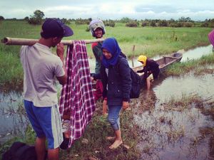 Cerita Eni, Bidan yang Bantu Proses Persalinan di Atas Sampan