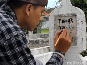 Sambut Hari Pahlawan, Anak Metal di Garut Bersihkan Makam Pejuang