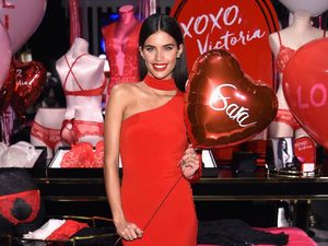 Model Sara Sampaio Alami Gangguan Mental Sering Mencabut Alis Model Sara Sampaio Alami Gangguan Mental Sering Mencabut Alis