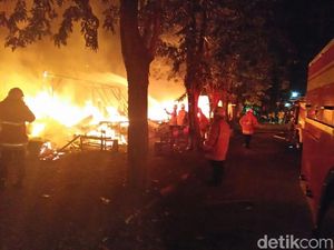 Dini Hari, Dua Kebakaran Terjadi di Surabaya