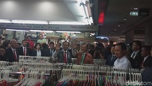 Saat Jokowi Ajak Presiden Korsel Belanja Batik dan Jajan Teh