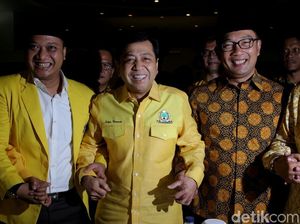Senyum Semringah Setnov, Daniel Mutaqien dan Ridwan Kamil Senyum Semringah Setnov, Daniel Mutaqien dan Ridwan Kamil