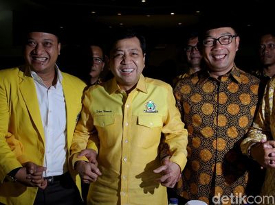 Senyum Semringah Setnov, Daniel Mutaqien dan Ridwan Kamil