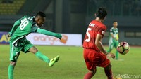 Pemain PSMS Medan melepaskan tendangan.
