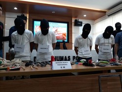 Cambuk hingga Rantai Anjing Disita dari 4 Pria Penyebar Konten Gay