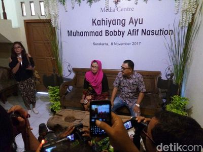 Potret Jumpa Pers Keluarga Besan Jokowi: Terima Kasih Solo!