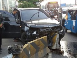 Mobil Tabrak Separator Busway di Flyover Pesing Jakbar