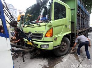 Ini Truk yang Tabrak Separator Busway di Simprug