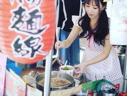 Wow! Beli Mie Disini Bisa Dilayani Gadis Cantik dan Seksi!