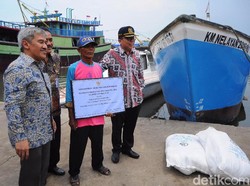 Nelayan Jawa Tengah Terima Bantuan Kapal dari KKP