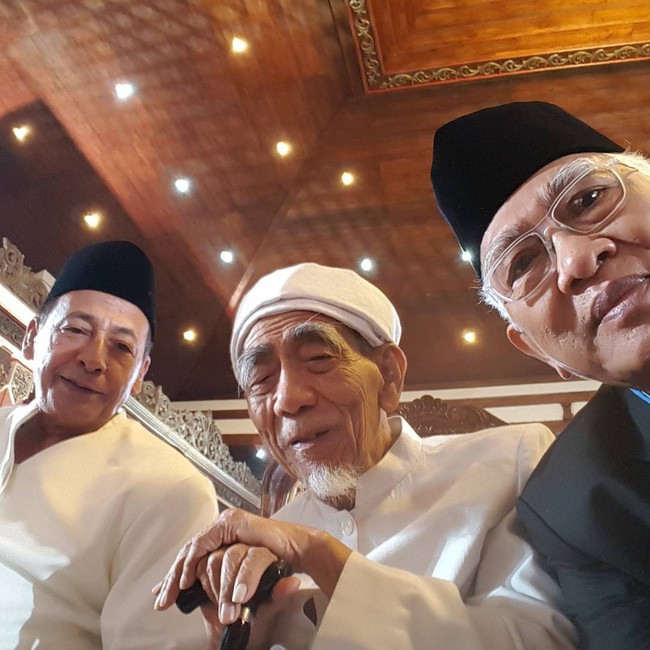 Adem Banget! Saat 3 Ulama Selfie di Pernikahan Putri Jokowi Adem Banget! Saat 3 Ulama Selfie di Pernikahan Putri Jokowi