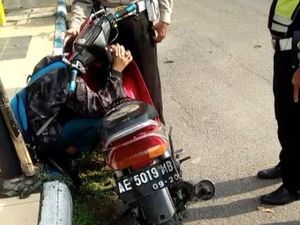 Viral Video Bocah SMP Meraung dan Peluk Motor Saat Ditilang Polisi