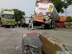 Truk Tangki Tabrak Truk dan Pengendara Motor di Demak