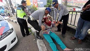 Ibu Ini Pingsan Saat Suaminya Ditilang Polisi