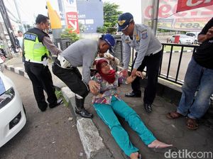 Ibu Ini Pingsan Saat Suaminya Ditilang Polisi