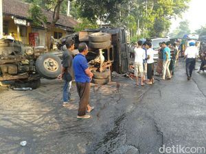 Dua Truk Terguling Dievakuasi, Jalur Surabaya-Lumajang Kembali Normal
