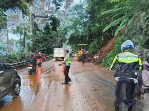 Tebing di Jalan Raya Puncak Longsor, Banyak Pemotor Tergelincir