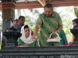 SBY dan Ani Yudhoyono Ziarah ke Makam Sarwo Edhie di Purworejo