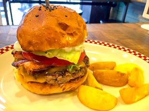 Kreasinya Dimakan Donald Trump, Gerai Burger Ini Kini Kebanjiran Pembeli