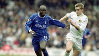 George Weah punya reputasi besar: peraih Ballon dOr, 58 gol/147 laga di AC Milan, juga 43 gol/118 laga di PSG. Tapi pindah ke Inggris di usia 34 tahun mungkin tak tepat. Dia bikin 5 gol/15 laga di Chelsea dan 4 gol/9 laga di Manchester City. Namun hanya 4 gol yang dicetaknya di liga, dari total golnya di Inggris tersebut. (Foto: Ben Radford/Allsport)