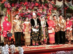 Kahiyang Ayu Tertangkap Kamera Nyeker di Pelaminan, Lelah Salaman?