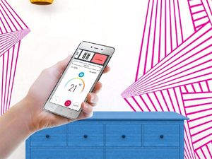 Ponsel Polytron Bisa Disulap Jadi Remote TV dan AC