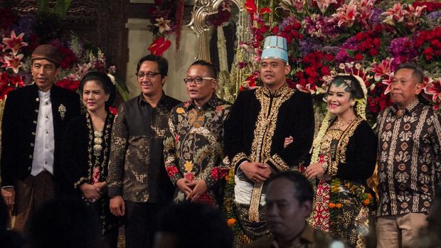 Putri Presiden Joko Widodo, Kahiyang Ayu dan suaminya Bobby Nasution berjabat tangan dengan tamu undangan saat acara resepsi pernikahan di Gedung Graha Saba, Sumber, Solo, Jawa Tengah, Rabu (8/11). Resepsi malam penikahan Kahiyang Ayu-Bobby Nasution dihadiri tamu masyarakat umum. ANTARA FOTO/Mohammad Ayudha/pd/17.