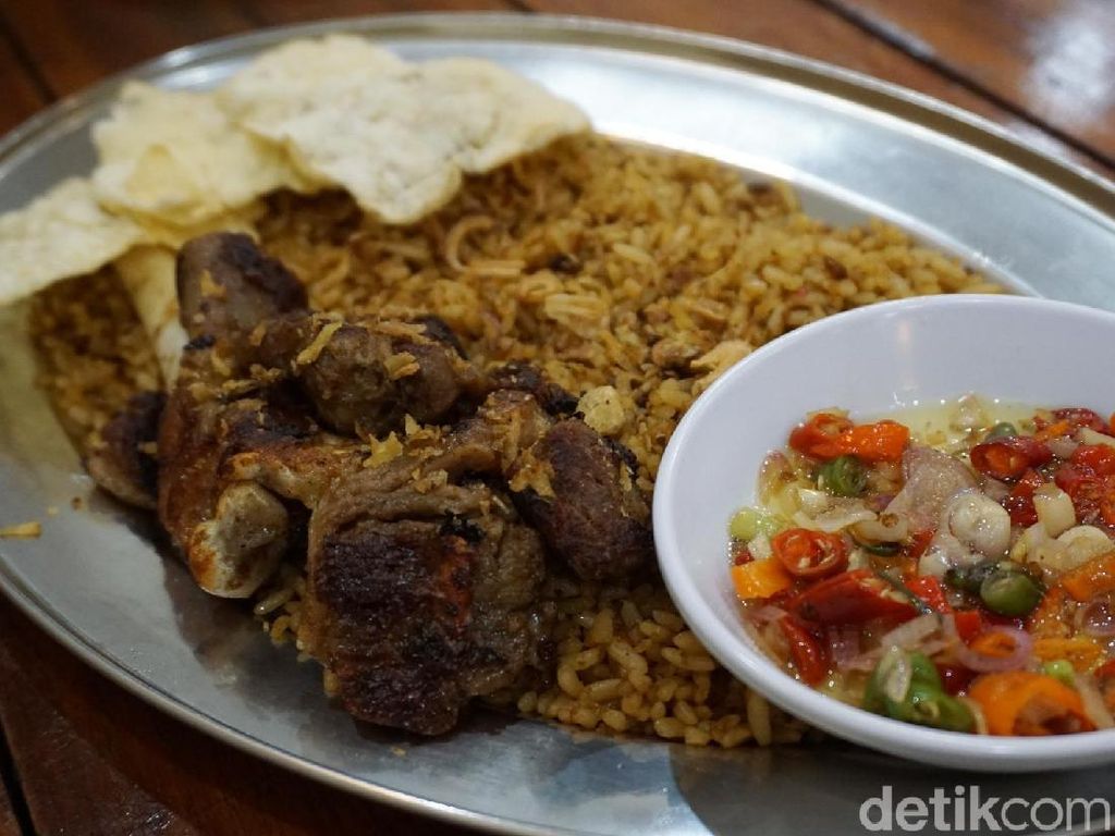 Abu Lahap: Mencicip Nasi Goreng Kebuli dengan Paduan Dabba dan Sambal Matah Abu Lahap: Mencicip Nasi Goreng Kebuli dengan Paduan Dabba dan Sambal Matah