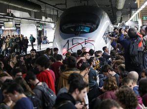 Massa Pro Catalonia Blokir Stasiun di Barcelona