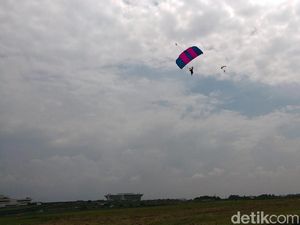 Aksi Terjun Payung dan Seribu Kolecer Semarakkan BAS 2017