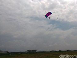 Aksi Terjun Payung dan Seribu Kolecer Semarakkan BAS 2017