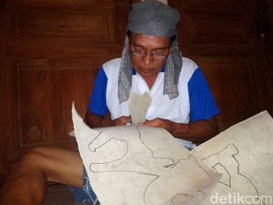 Inspiratif! Kreasi Warga, Karet Bekas Talang Air Dijadikan Wayang