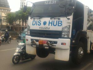Saat Mobil Derek Dishub Tak Kuat Bawa Truk yang Mogok di Tebet