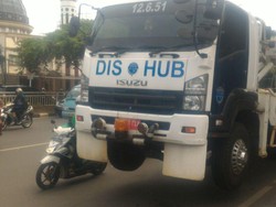 Saat Mobil Derek Dishub Tak Kuat Bawa Truk yang Mogok di Tebet
