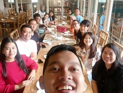 Sehari Setelah Nikah, Kahiyang-Bobby Asyik Makan Bareng Keluarga