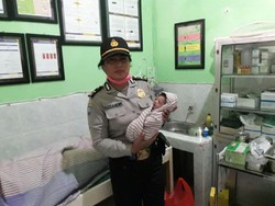 Seorang Ibu Melahirkan di Jalan, Polwan Bantu Bawa ke Puskesmas