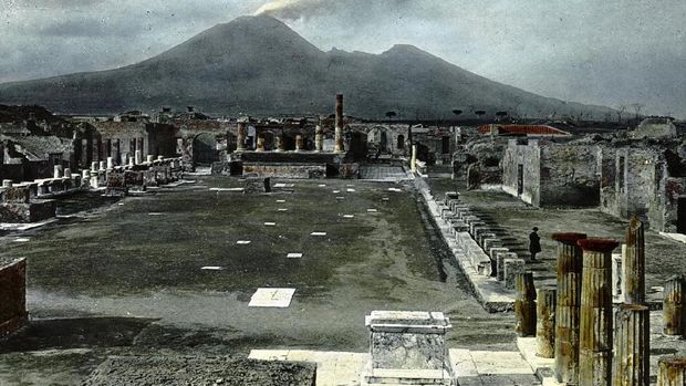 Kota Pompeii dan latar belakang Gunung Vesuvius. (commons.wikimedia.org/PublicDomain/Brooklyn Museum/William Henry Goodyear (1846–1923))