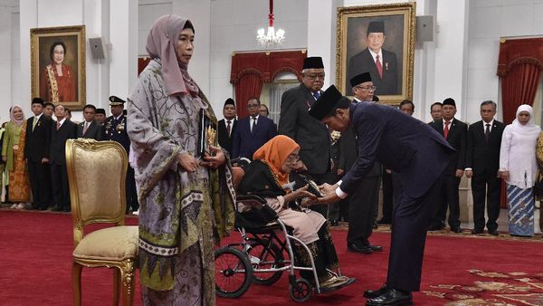 Momen Jokowi Tetapkan Pendiri HMI hingga Ulama NTB Jadi Pahlawan