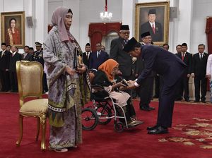 Momen Jokowi Tetapkan Pendiri HMI hingga Ulama NTB Jadi Pahlawan