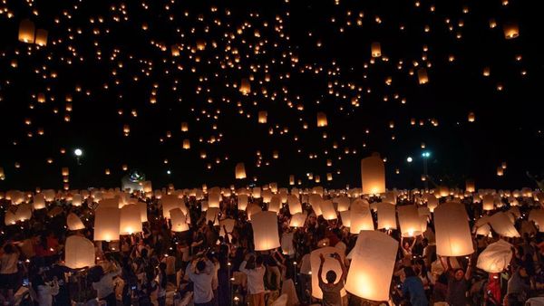 Foto: Uniknya Festival Loy Krathong di Thailand