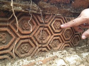 Ditemukan Tumpukan Batu Bata Motif Songket Khas Kesultanan di Palembang
