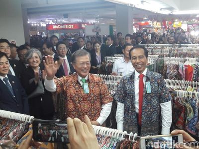 Senyum Jokowi dan Presiden Korsel saat Kembaran Motif Batik